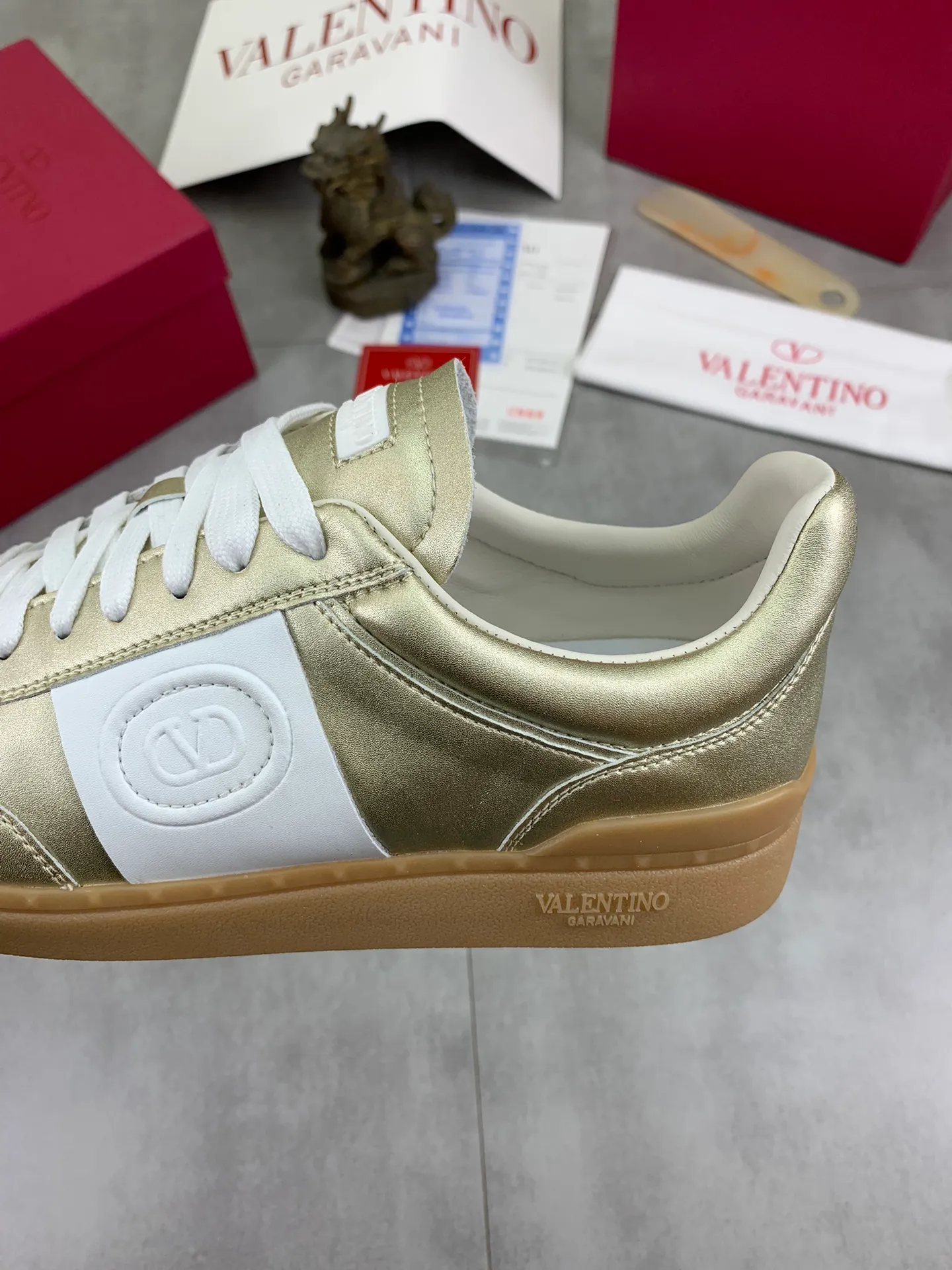 Men's Men's Shoes P520 New Couple Style Valentino Valentino 2025/UPVILLAGE Couple Casual Sports Shoes Moral Training Shoes 🆚Professional high-end, perfect replica, first-class quality, all made of original 1:1 materials, exclusive mold opening! 🎁Full set of high-end packaging at the counter ✔️Fabric: high mercerized cowhide ✔️Outsole: TPU material outsole ✔️Size: female 35-40 male 39-45 (female 41 male 38.46) 🆚All details are customized at 1:1 mold, striving for perfection!